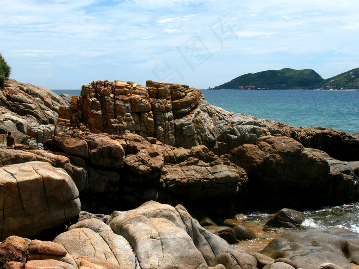 牛岭海滩怪石林立图片