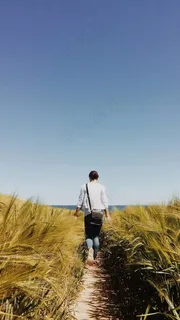 挎着包包的外国美女高清摄影图片