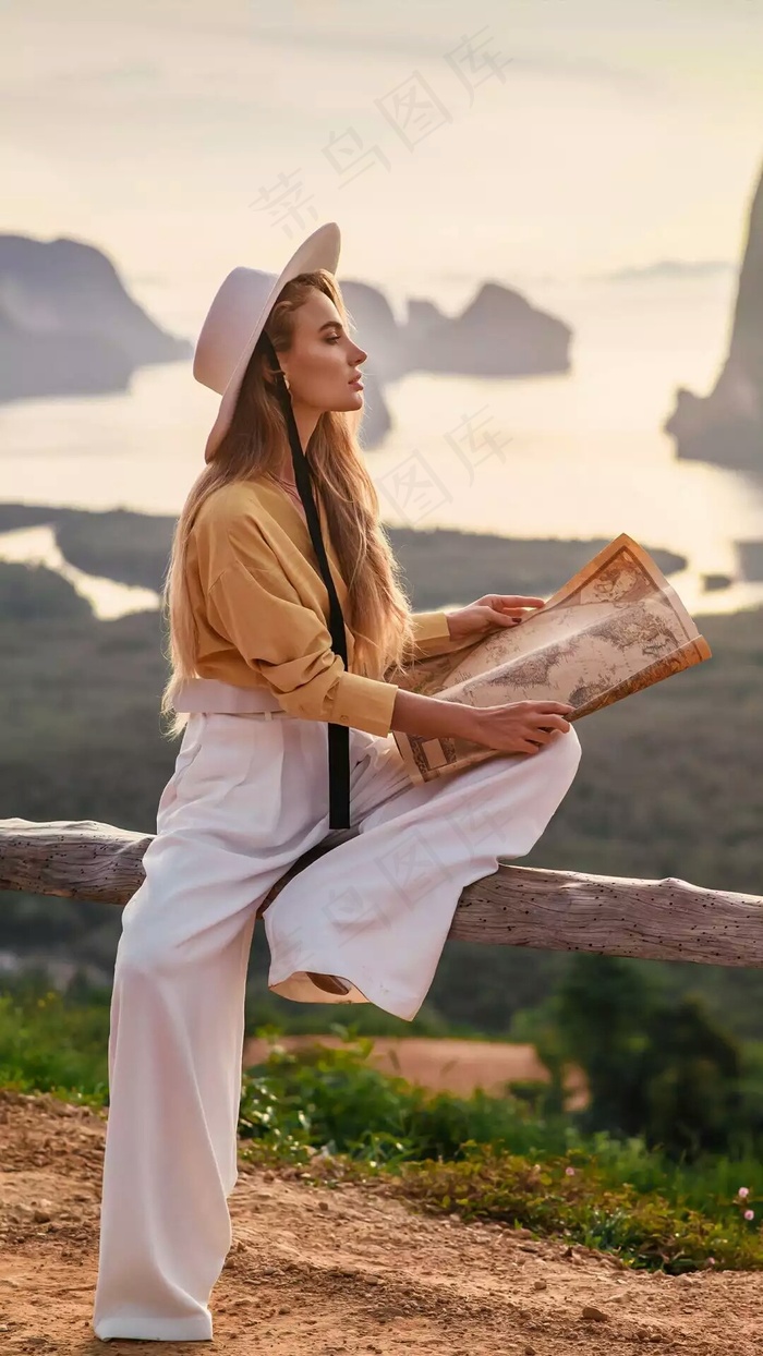 看地图的外国美女高清摄影图片