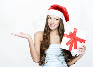 手拿礼物的圣诞节美女