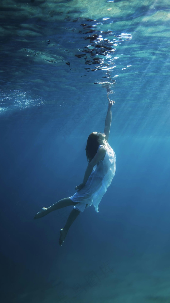 潜水的女人高清摄影图片