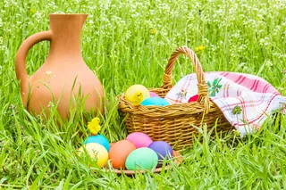 草地上的复活节彩蛋图片