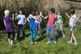 草地上互拍的青少年图片