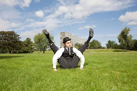 草地上的男人图片 草地上的男人图片