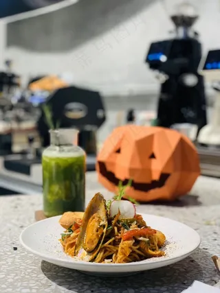 高清海鲜拌面美食图