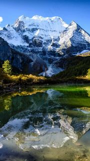 雪山下的湖泊水中倒影高清摄影图片 雪山下的湖泊水中倒影高清摄影图片