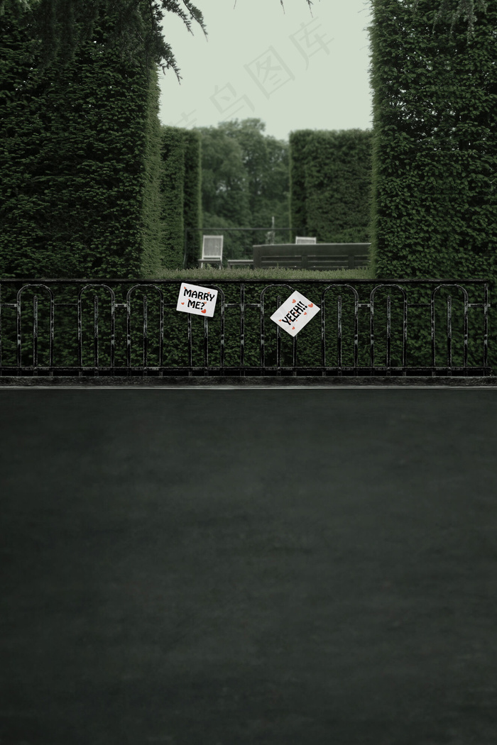 挂白色牌子的栏杆影楼摄影背景图片