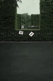 挂白色牌子的栏杆影楼摄影背景图片