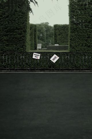 挂白色牌子的栏杆影楼摄影背景图片