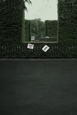 挂白色牌子的栏杆影楼摄影背景图片