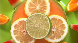 放大和缩小的绿盘水果拼盘股票视频