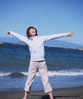 伸腰运动的中年妇女图片