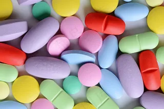 一堆彩色药片图片