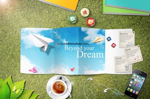 草地上的折页手机等物PS