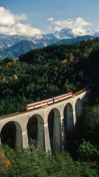 高架桥上的火车高清摄影图片 (2)