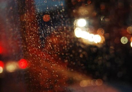 雨后玻璃上的水滴图片