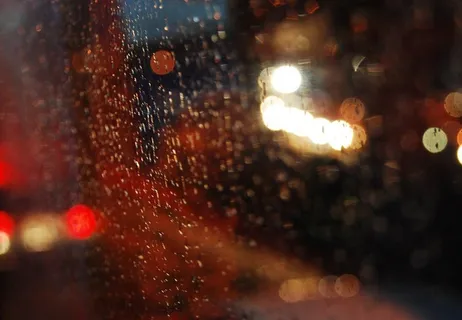 雨后玻璃上的水滴图片 雨后玻璃上的水滴图片