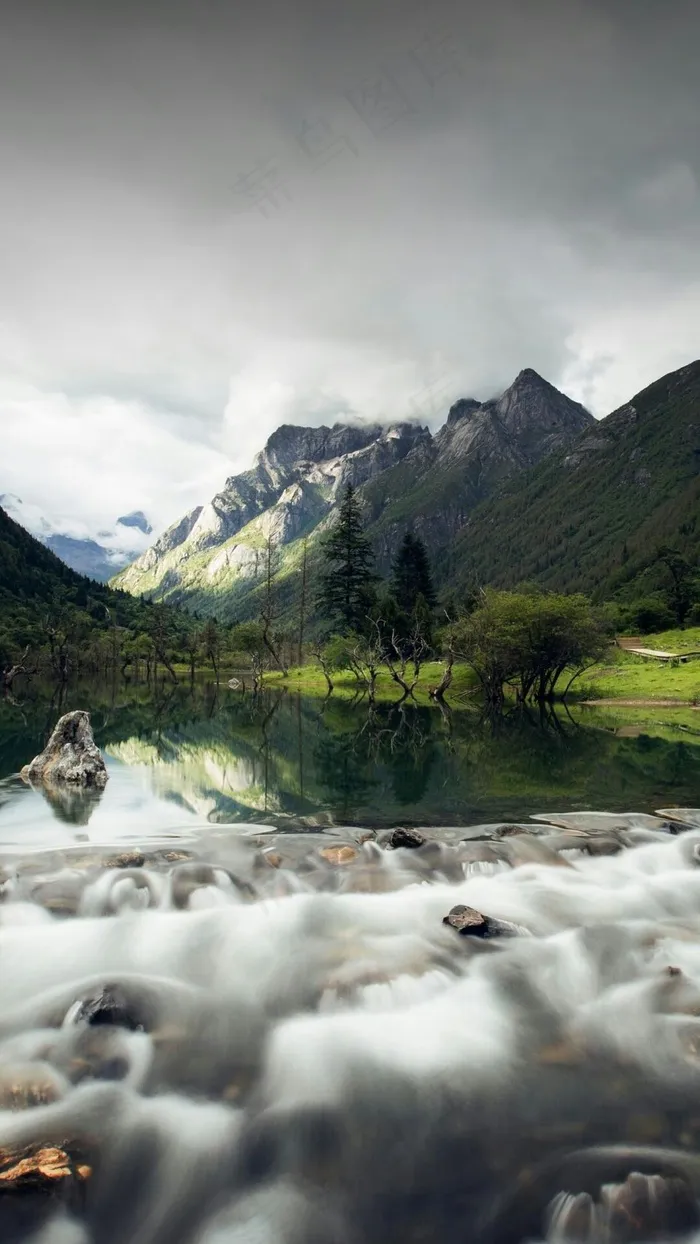 山下的湖泊高清摄影图片