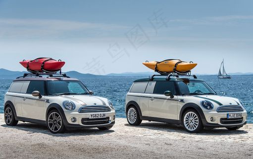 海边两辆越野汽车图片