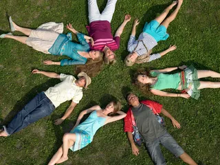 躺草地上休息的人物图片