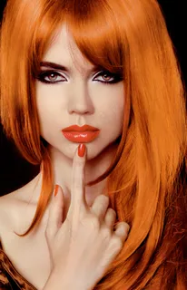 染桔色头发的美女图片