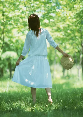 行走在草地上的女人图片
