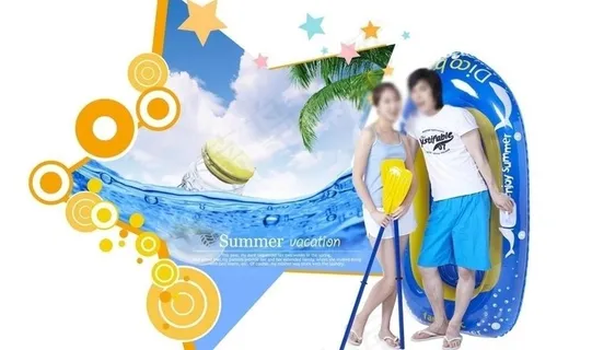 情侣海边划船度假图片