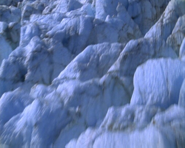 冰洞穿梭背景视频