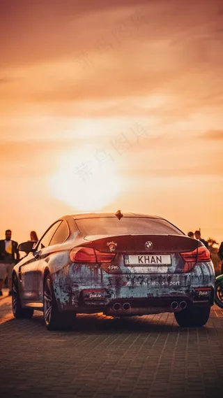 夕阳下的宝马车高清摄影图片