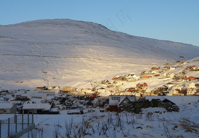 山脚下的小屋图片
