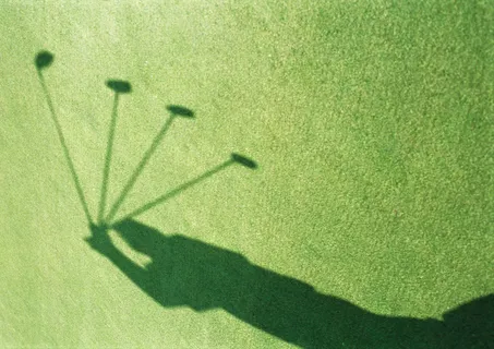 草地上打高尔夫球人物影子图片