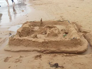 青岛海滩沙堡图片