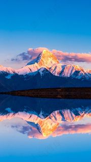 雪峰下的湖面倒影高清摄影图片