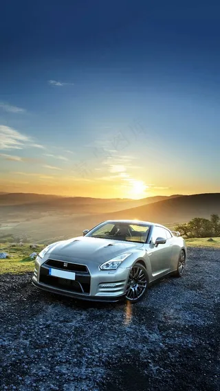 夕阳下的银色跑车高清摄影图片