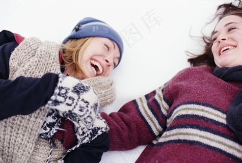 躺在雪地上的两个女人