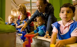 幼儿园里正在玩水的孩子图片