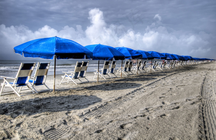 沙滩上的太阳伞 雨伞 蓝色的海滩太...