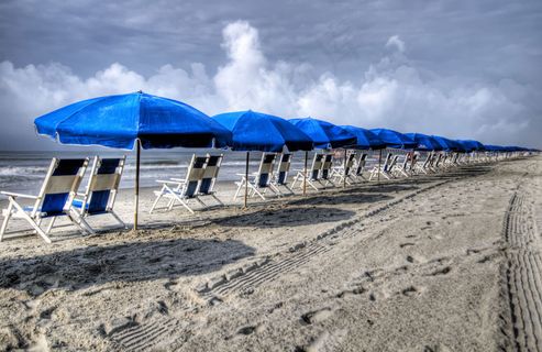 沙滩上的太阳伞 雨伞 蓝色的海滩太...