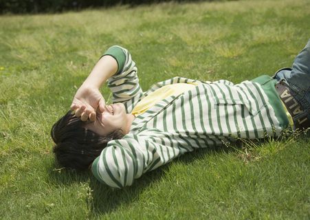 躺在草地上的男生图片