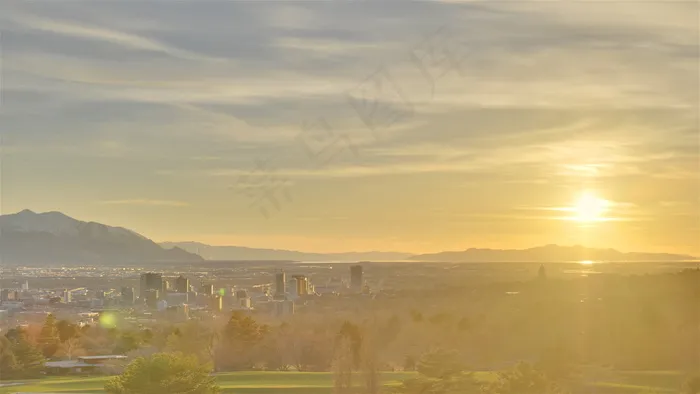 时间的推移，金色的夕阳为城市景观的...