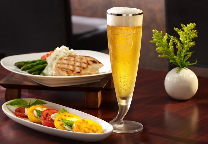 美味西餐 营养套餐与冰啤图片