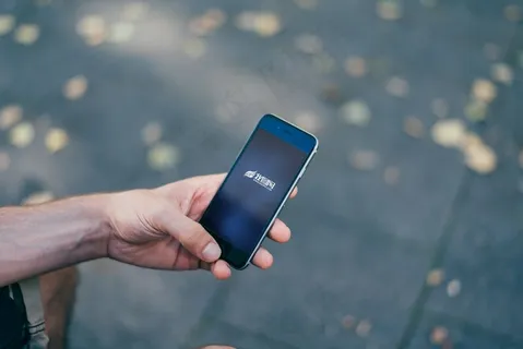 手持手机UI样机智能贴图室外