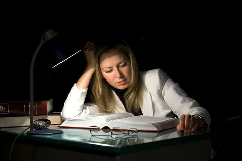 看书的美女 看书的美女