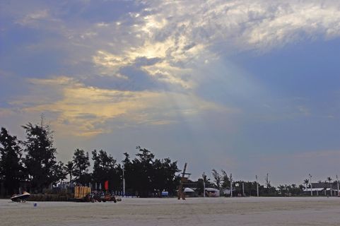 北海银滩晨曦景观图片