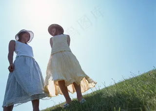 站立在草地上的女人图片