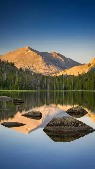 大山下的湖泊高清摄影图片