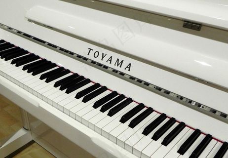 白色钢琴图片