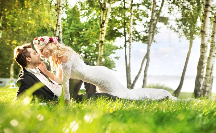 草地上的情侣图片