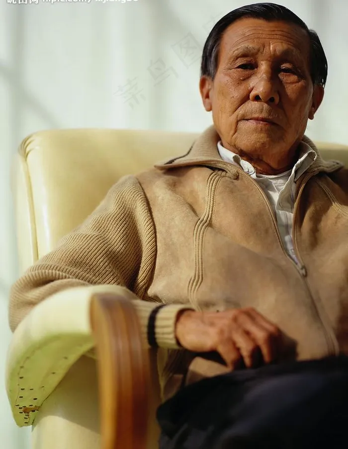 坐着的老人图片