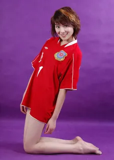 红衣足球宝贝图片